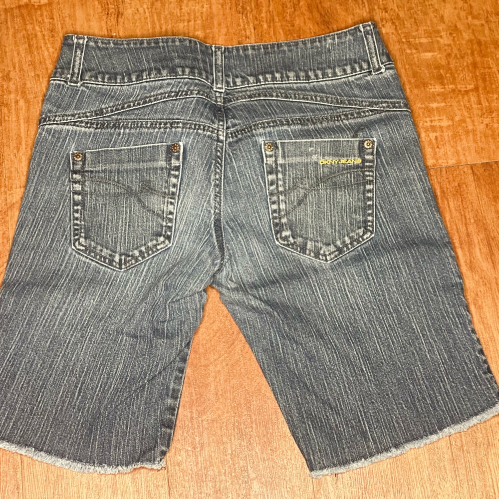 Pre-Treasured: DKNY Women’s Bermuda Shorts
Color: Blue Denim
Size:8